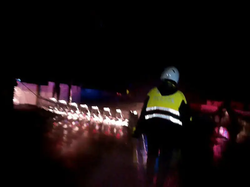 義竹所林靖淵、蔡明忠兩員不畏風雨深入災區,成功尋獲並救出受困母子,展現使命必達的精神。(圖/布袋分局 提供)