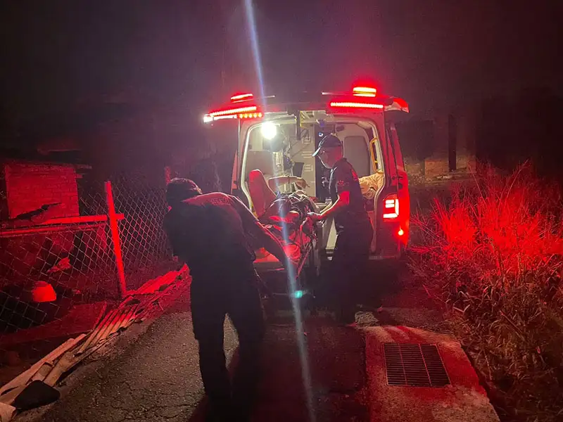 行動不便男子跌落溝渠受困,幸賴警方與消防即時救援,成功脫困並送醫救治。(圖/ 朴子分局 提供)