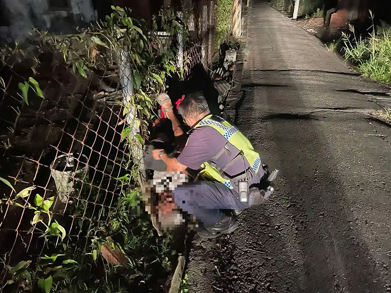 行動不便男颱風夜跌落溝渠 六腳警方黑暗中救援