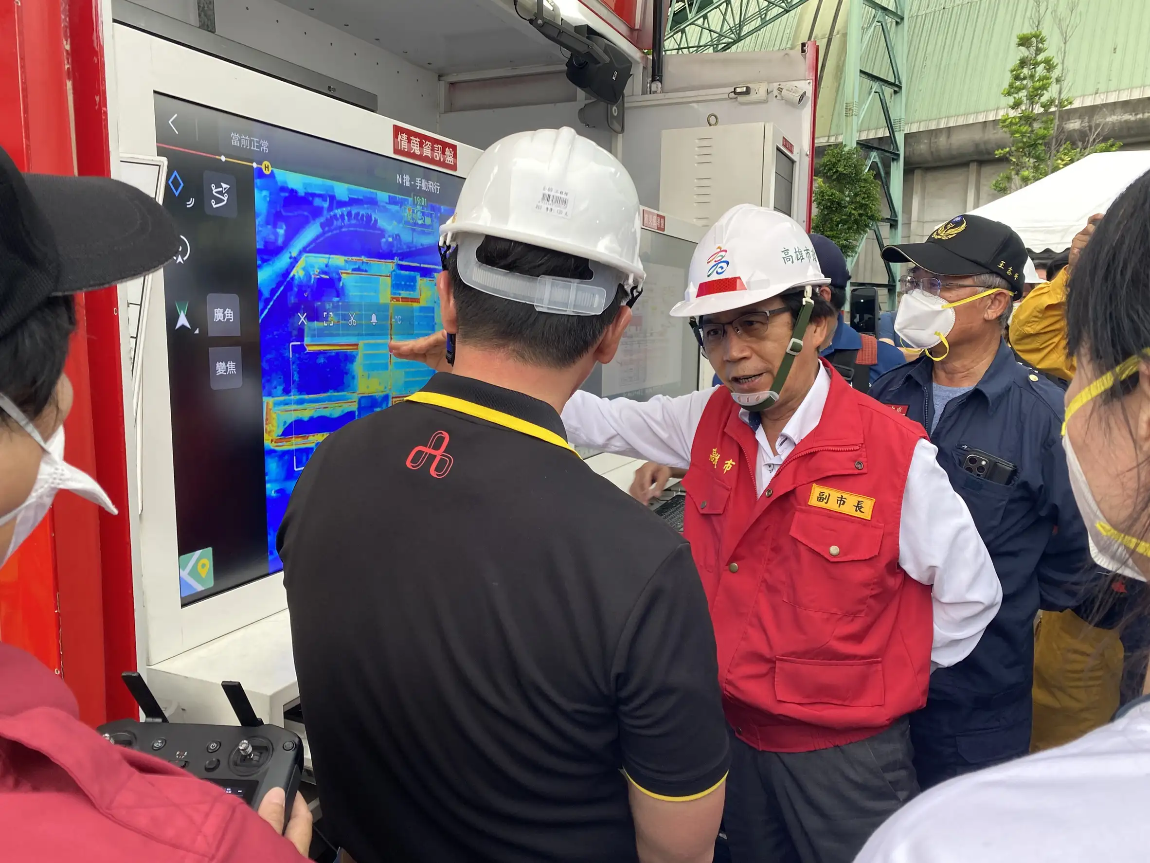 專案小組召集人、副市長林欽榮於15日前往火災現場,實地勘察災後應變作業與廠方處置情形,督導調查進度。(記者吳文生攝)