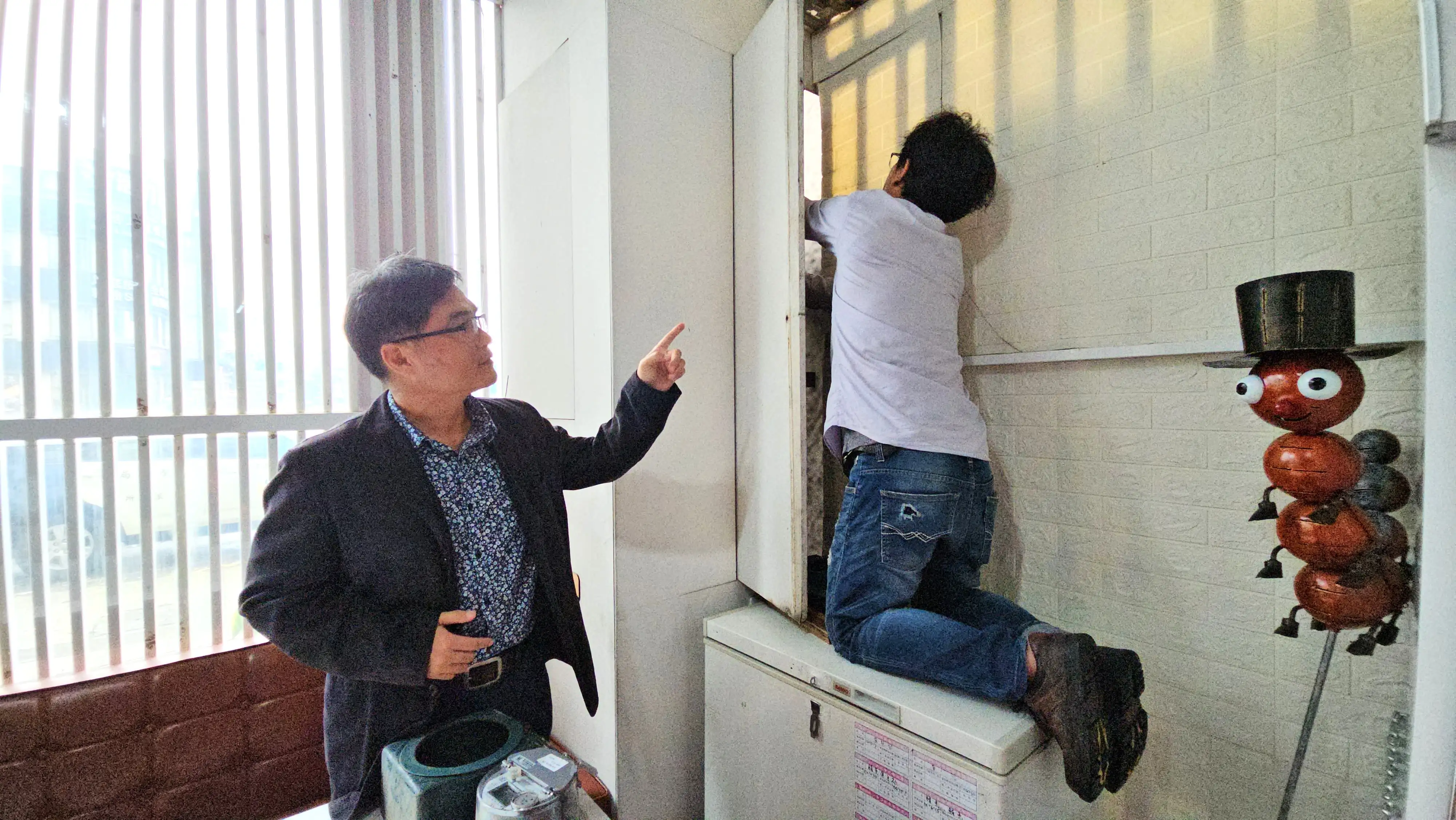 觀光局針對左營區非法日租業者「聚所」祭出鐵腕,啟動斷水斷電強制執行手段,杜絕違法。(記者吳文欽攝)