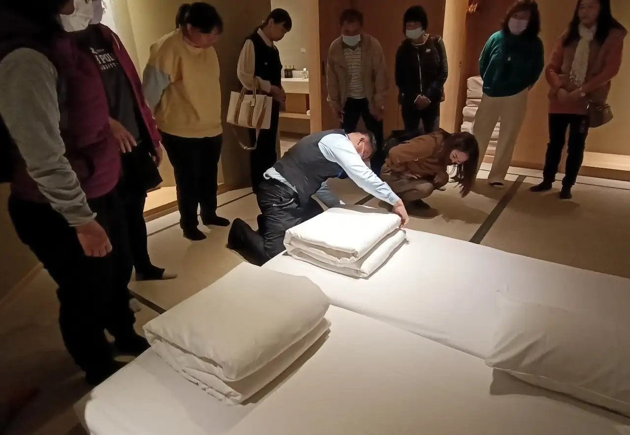 勞動部委託社團法人雲林縣飛雁創業協會辦理的「旅館客房服務證照暨環境清潔班」，課程除結合實務操作及理論，還安排至飯店觀摩房務清潔，培養學員儘速成為房務生力軍。(圖/ 雲嘉南分署 提供)