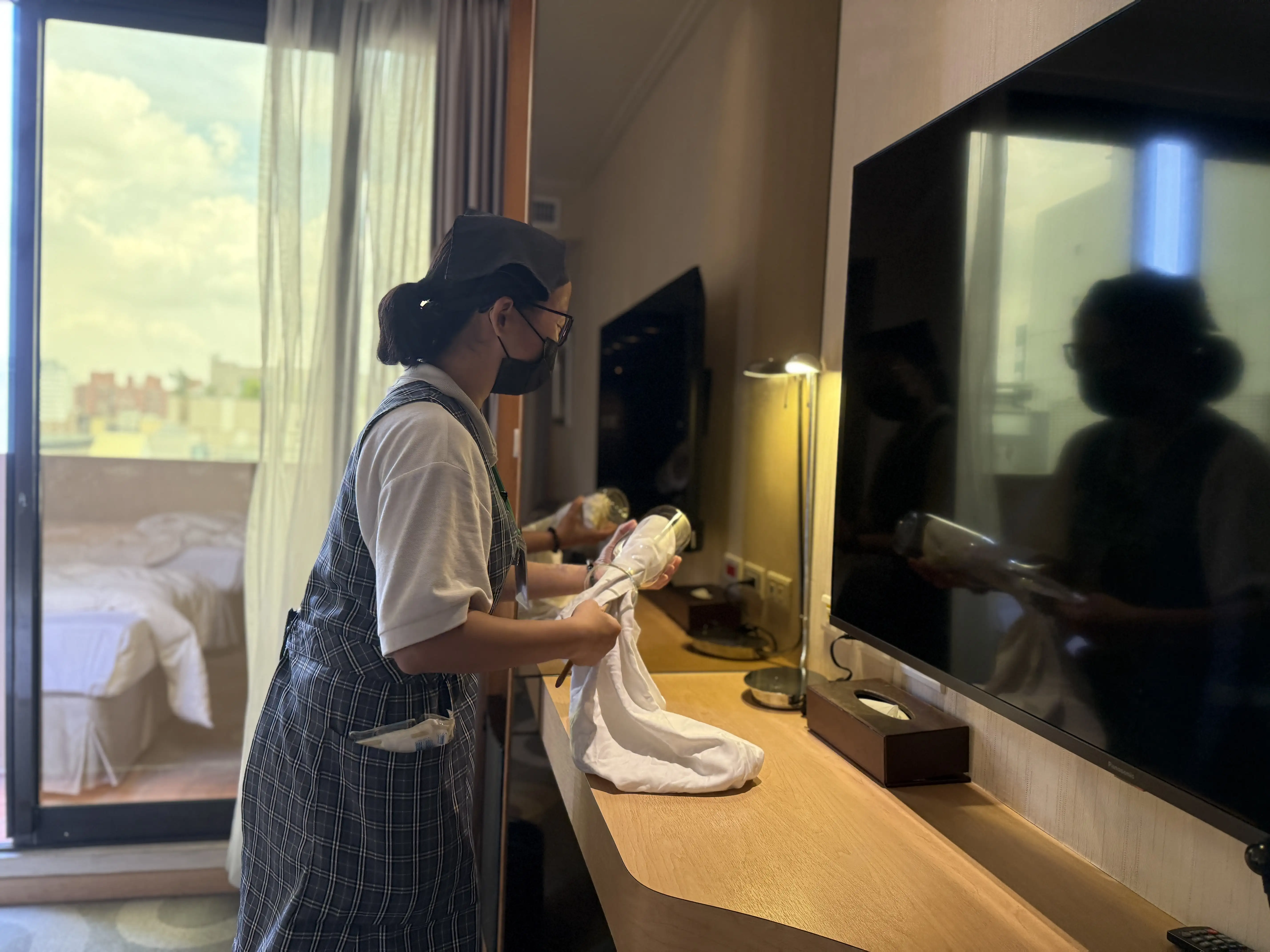 巧芬目前任職於嘉義兆品酒店的房務部，迄今已工作逾4個月，開創嶄新的職涯第二春。(圖/ 雲嘉南分署 提供)