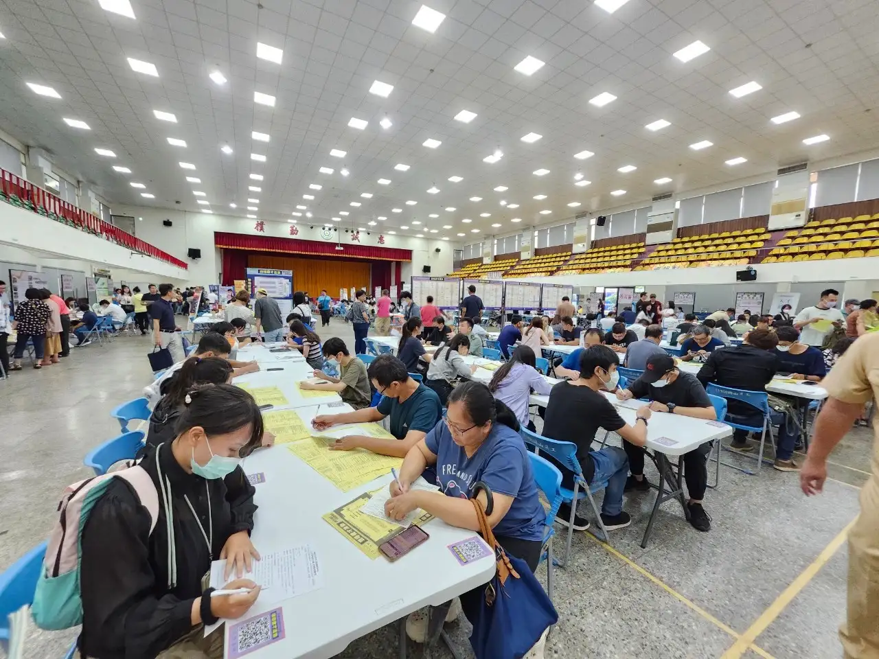 高雄市勞工局舉辦「樂業高雄 幸福融融」聯合徵才活動，吸引民眾踴躍參與，現場提供超過1,500個職缺。（記者吳文生攝）