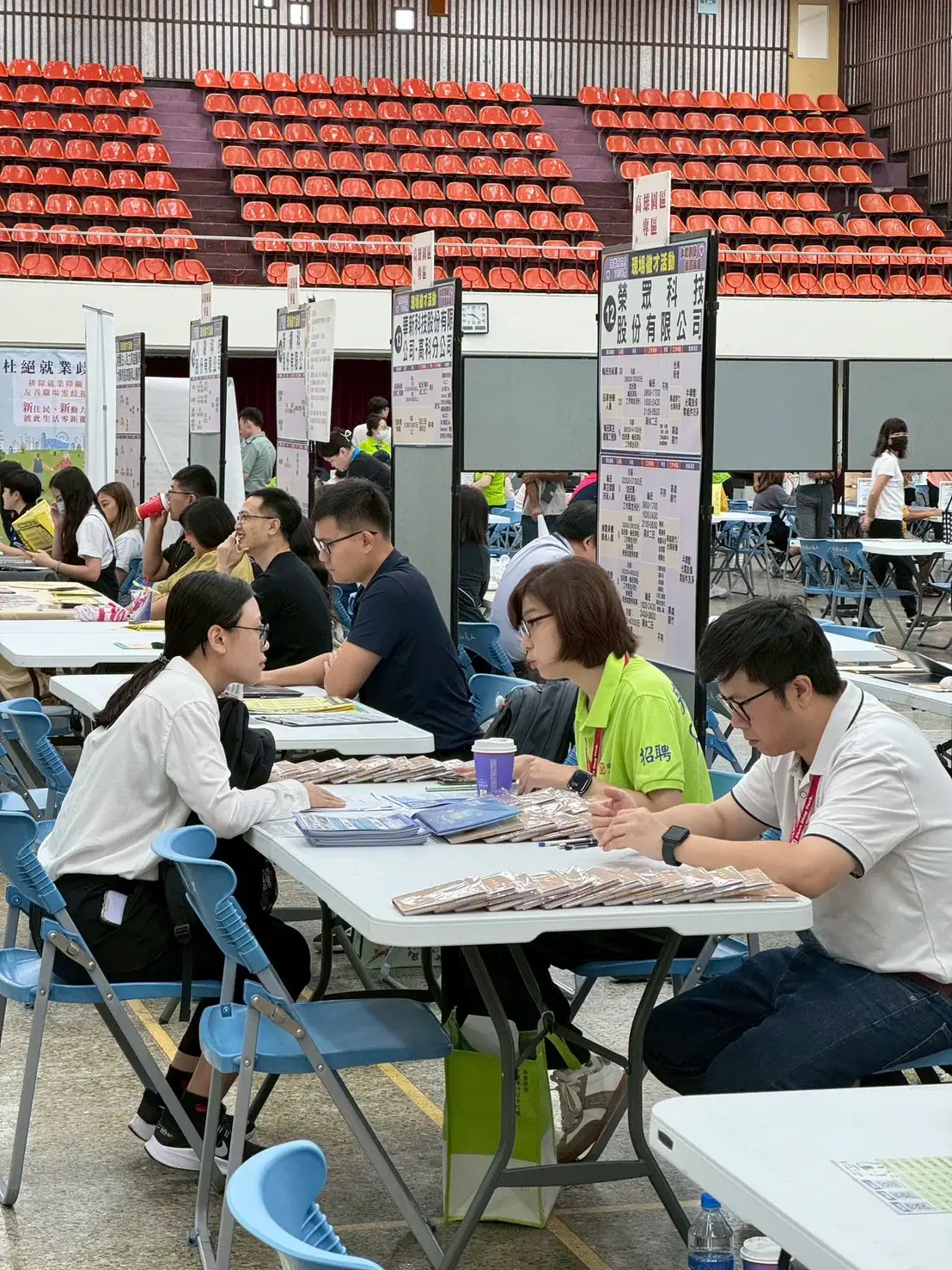 參與民眾在徵才活動現場與企業代表面談，積極尋找合適職缺。（記者吳文生攝）