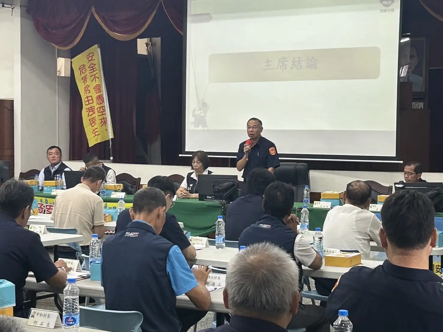 分局長吳俊德主持會議,針對反詐騙、毒品辨識、交通安全及婦幼保護等議題進行重點說明。(圖/民雄分局 提供)