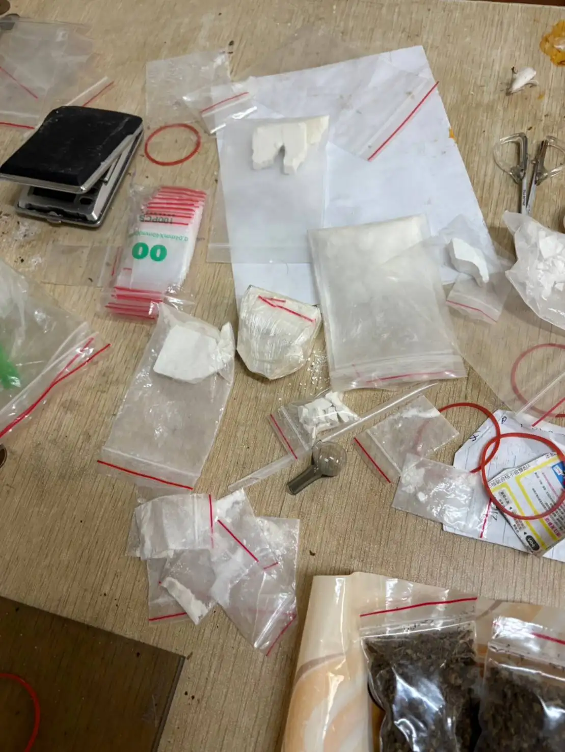 高雄市刑大偵四隊與鼓山分局聯手查緝,破獲設於鼓山區冷氣行內的毒品販售據點,成功拘捕邱姓販毒嫌犯。(圖/高雄刑事警察大隊 提供)