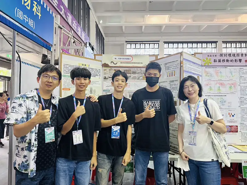 長榮中學科展金牌團隊合影留念，感謝師長指導與團隊努力，共創校史榮光！(圖/長榮中學 提供)