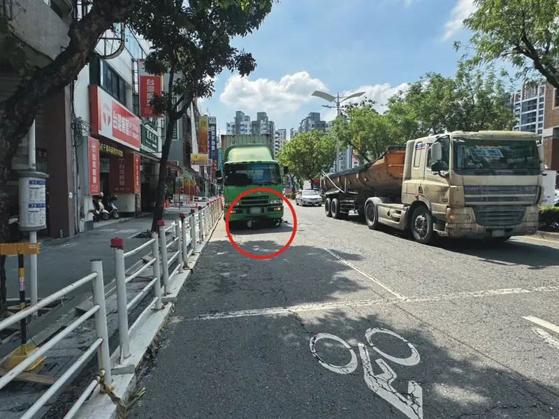 曳引車追撞前方機車後將其卡在車頭,拖行數公尺才停下,畫面驚悚。(圖/三民第二分局提供)