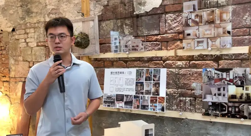 參展建築師現場講解作品設計理念,展示老屋改造的創新思維與空間再生的可能性。(記者黃建樺攝)