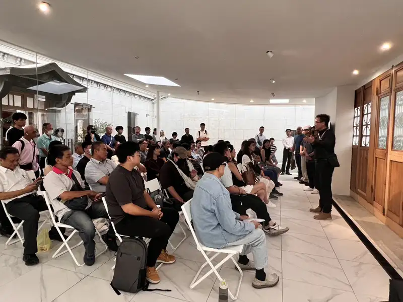 2025台南建築三年展開幕現場,建築師向與會民眾分享策展理念,座無虛席,氣氛熱絡。(記者黃建樺攝)