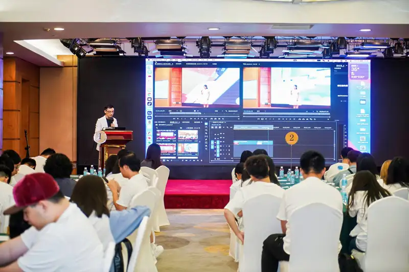 實習生專注聆聽短影音剪輯教學,學習掌握專業影像製作技巧,為創作賽蓄勢待發。(記者劉美祺翻攝)