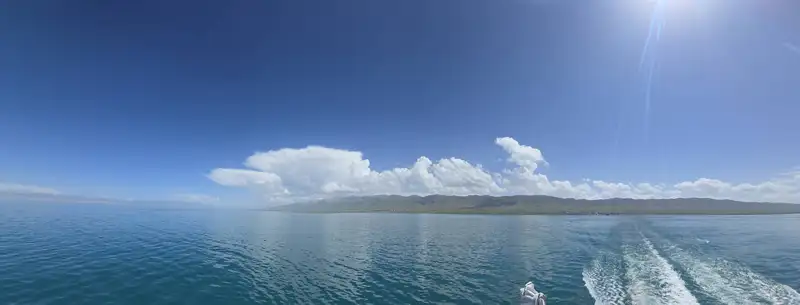 青海湖如青藏高原的明珠，見證古往今來、照看雲卷雲舒。(記者駱薇合攝)
