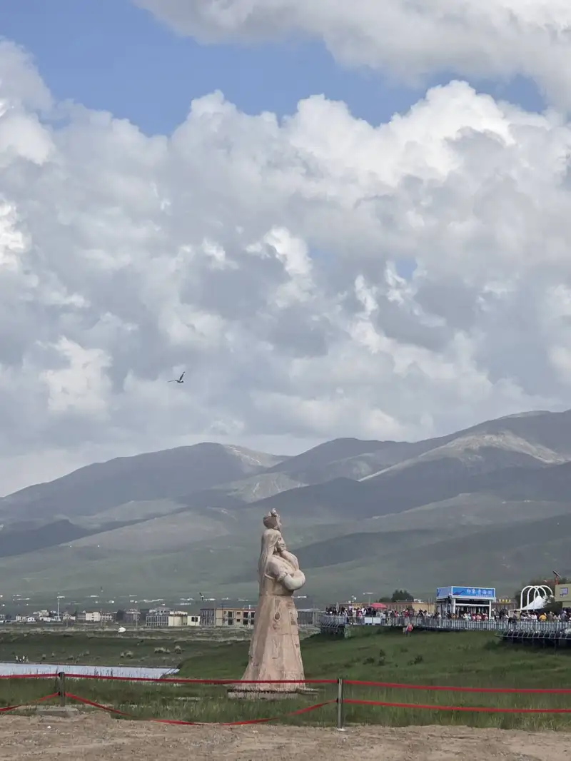 青海湖畔的地球之母雕像。無私的愛守護一方水土，滋養子民。(記者駱薇合攝)