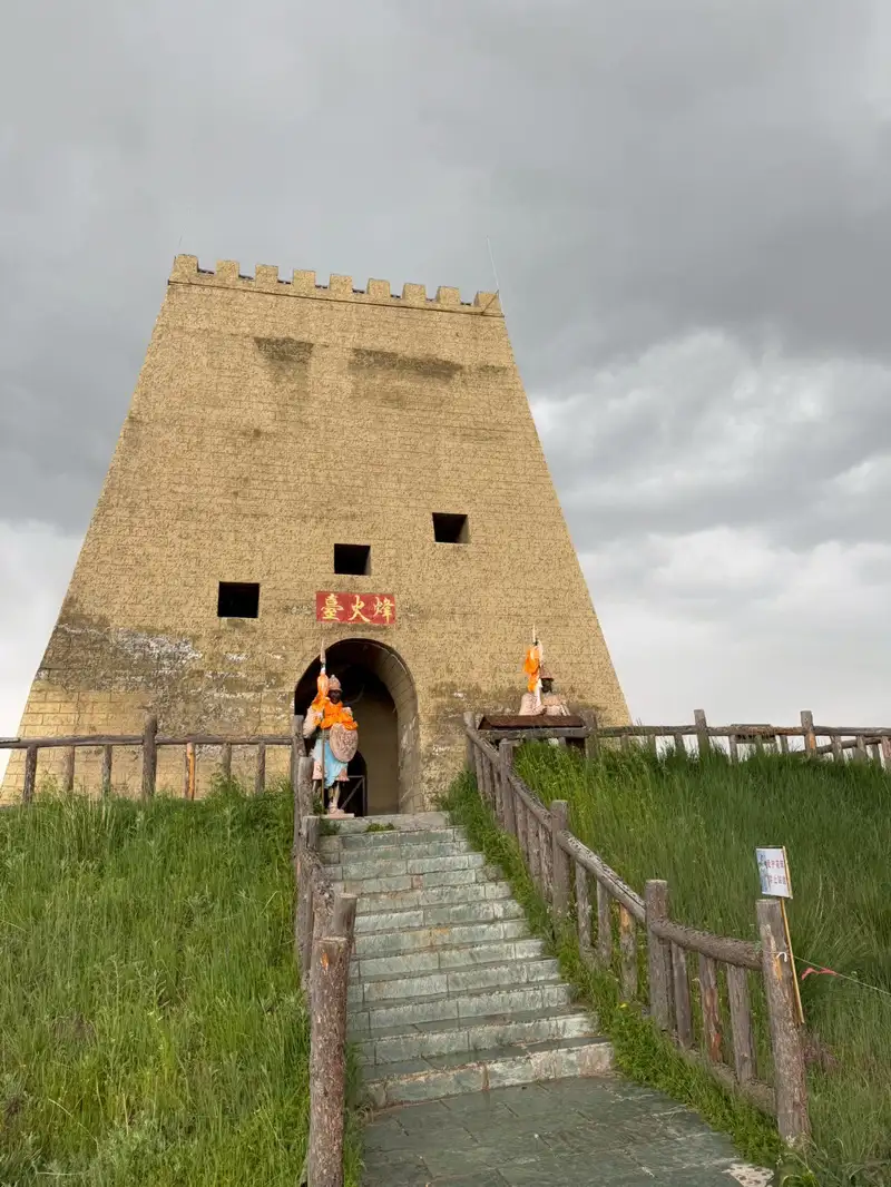 登上卓爾山烽火台，拾階而上彷彿穿越古今，感受高原邊塞的歷史氣息與壯闊視野。(記者駱薇合攝)