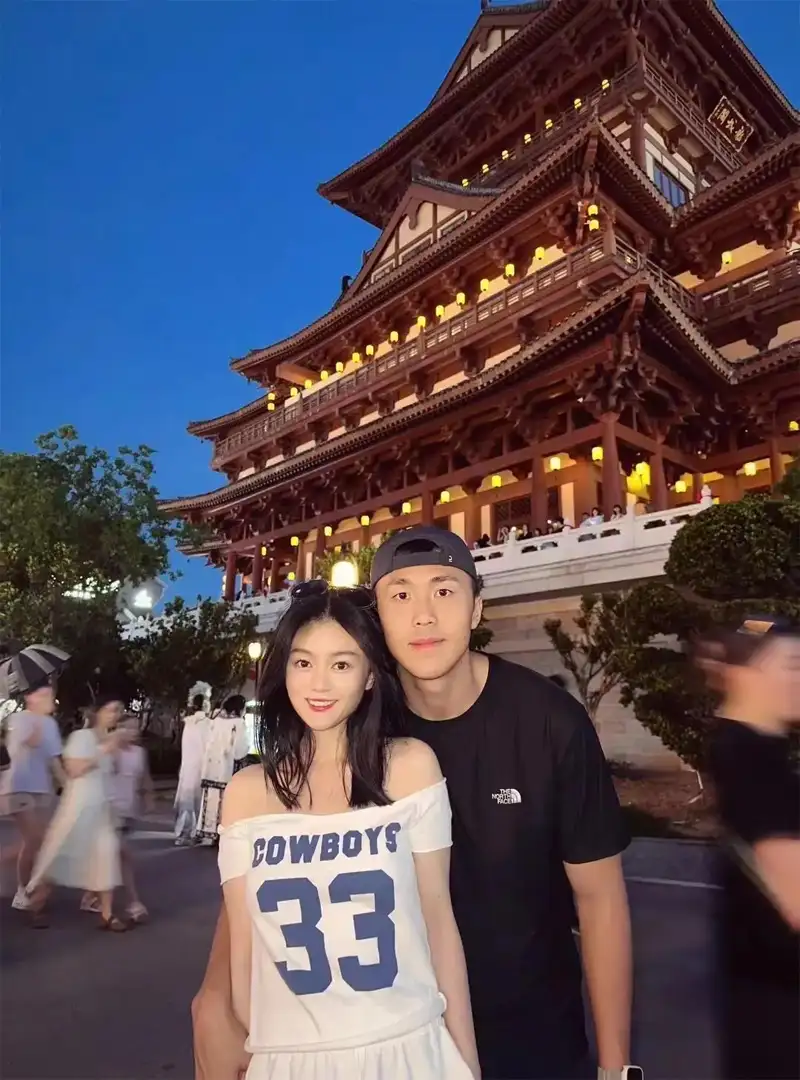 何文佩（左）與李文燦（右）甜蜜記錄屬於兩人的廣漂時光。(記者楊婉攝)
