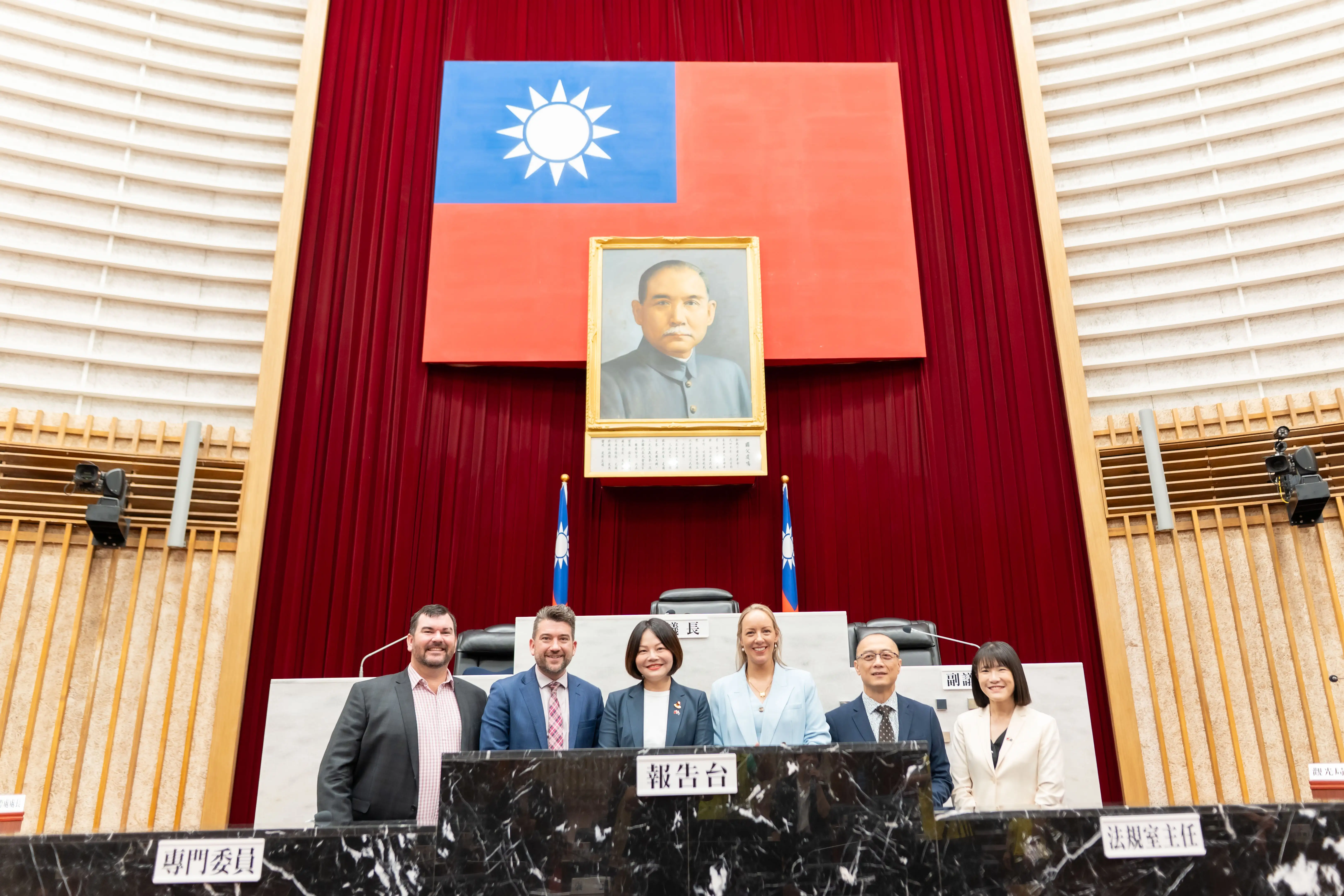 高雄市議會國民外交促進會會長湯詠瑜（中）率議員代表議長康裕成，接待來訪的澳洲維多利亞州與南澳州州議員團，深化雙邊城市合作。（記者吳文生攝）