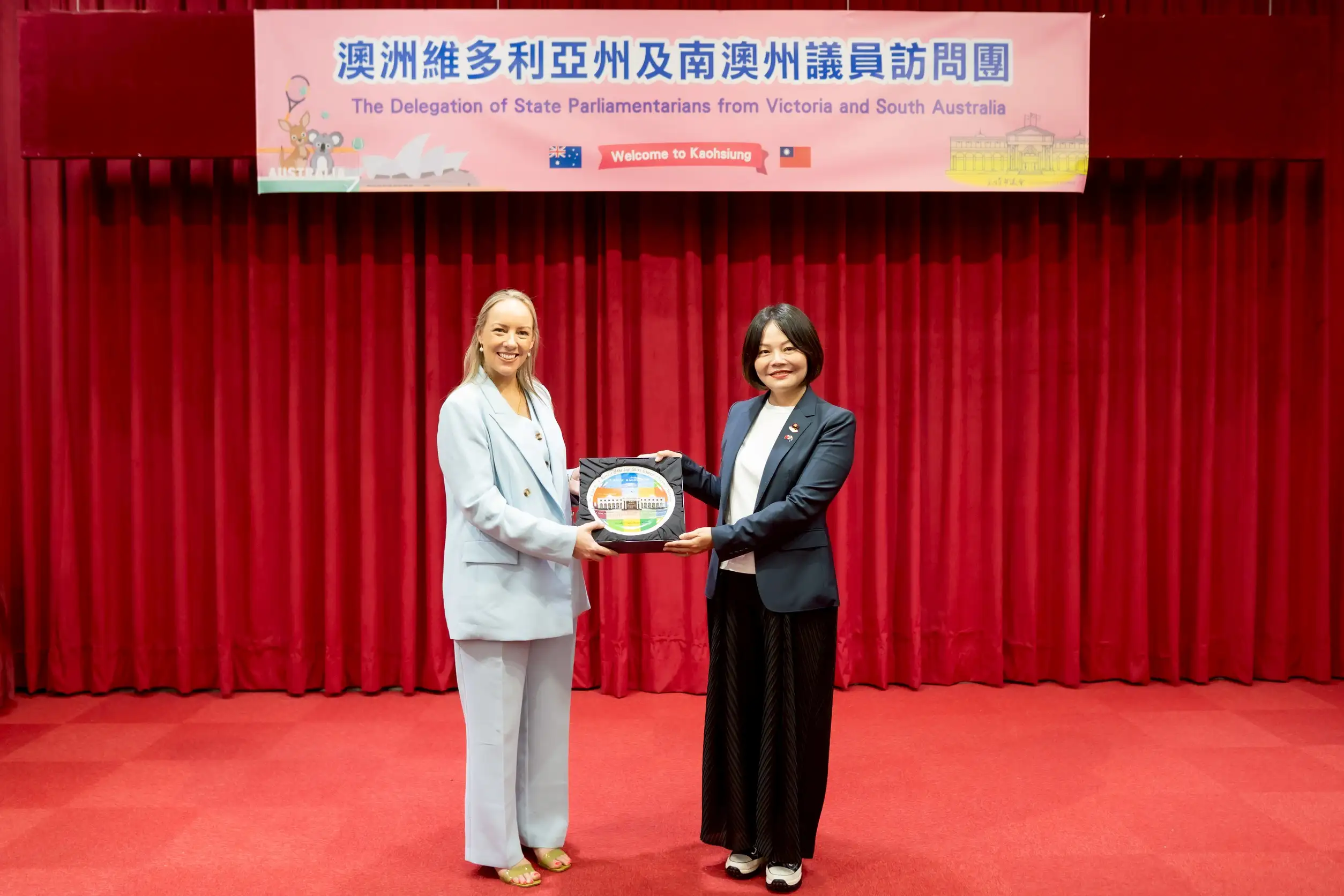 高雄市議會國民外交促進會會長湯詠瑜（中）率議員代表議長康裕成，接待來訪的澳洲維多利亞州與南澳州州議員團，深化雙邊城市合作。（記者吳文生攝）