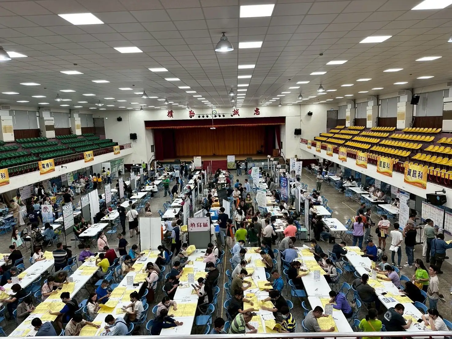 高雄市勞工局與南科管理局攜手舉辦大型徵才，吸引近500人到場面試。（記者吳文生攝）