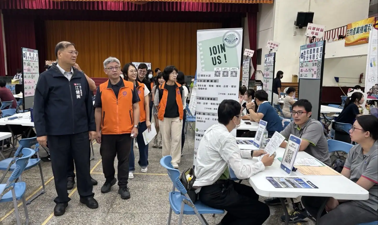 勞工局長江健興親臨現場，為廠商與求職者加油打氣。（記者吳文生攝）