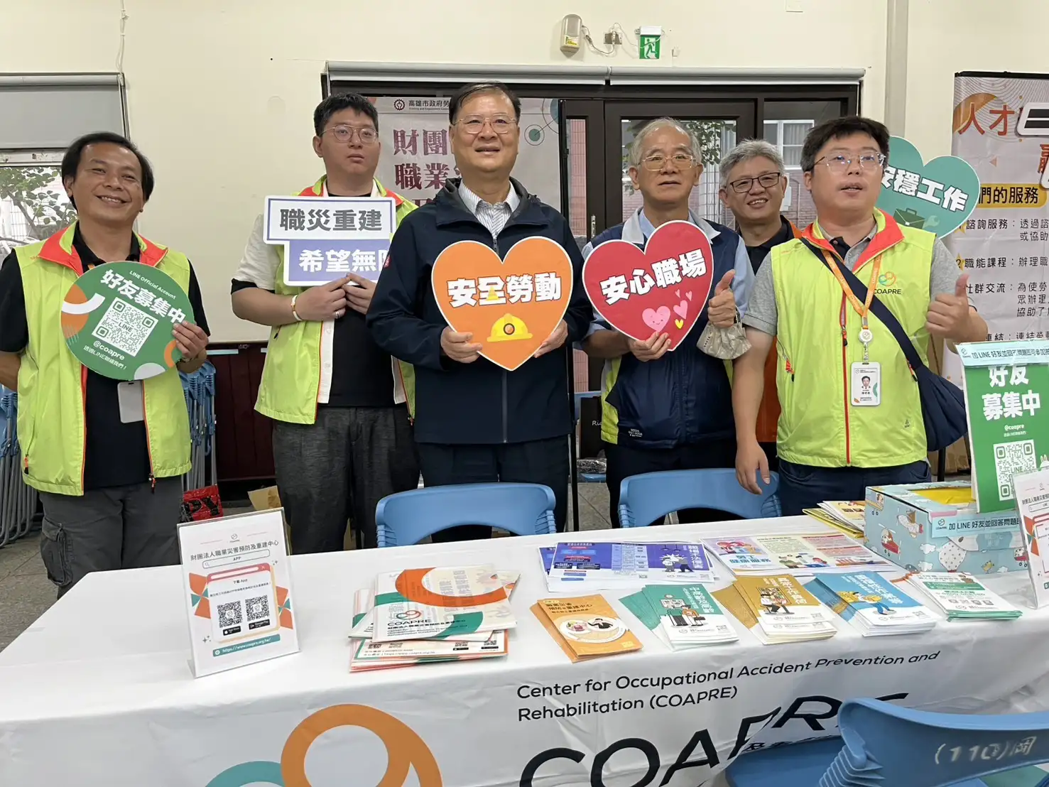 勞工局長江健興親臨現場，為廠商與求職者加油打氣。（記者吳文生攝）