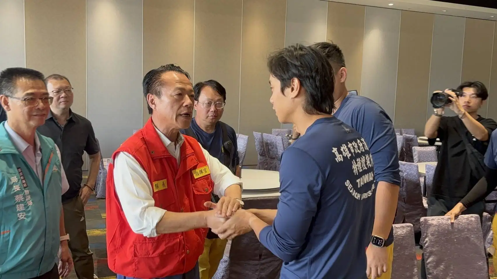 嘉義縣長翁章梁親自在災區慰勉高雄救災小組，致謝跨縣市團隊合作，讓地方復原工作加速完成。（記者吳文生翻攝）
