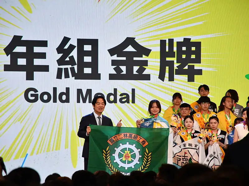 總統賴清德頒發金牌予南分署展示設計選手莊玉雪並合影。(圖/雲嘉南分署 提供)