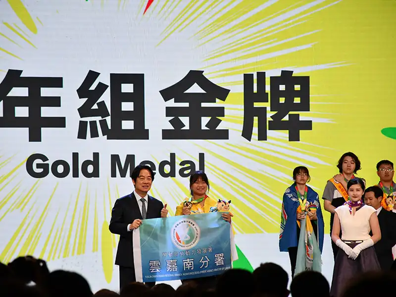 總統賴清德頒發金牌予南分署CNC車床選手李妮臻並合影。(圖/雲嘉南分署 提供)