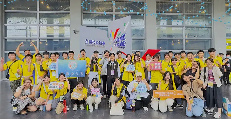 雲嘉南分署於第55屆全國技能競賽共派出21個職類、81名選手參賽,分署長劉邦棟(中)勉勵選手們抱持的永不放棄的精神,勇往直前、持續在技職領域發光發熱。(圖/雲嘉南分署 提供)