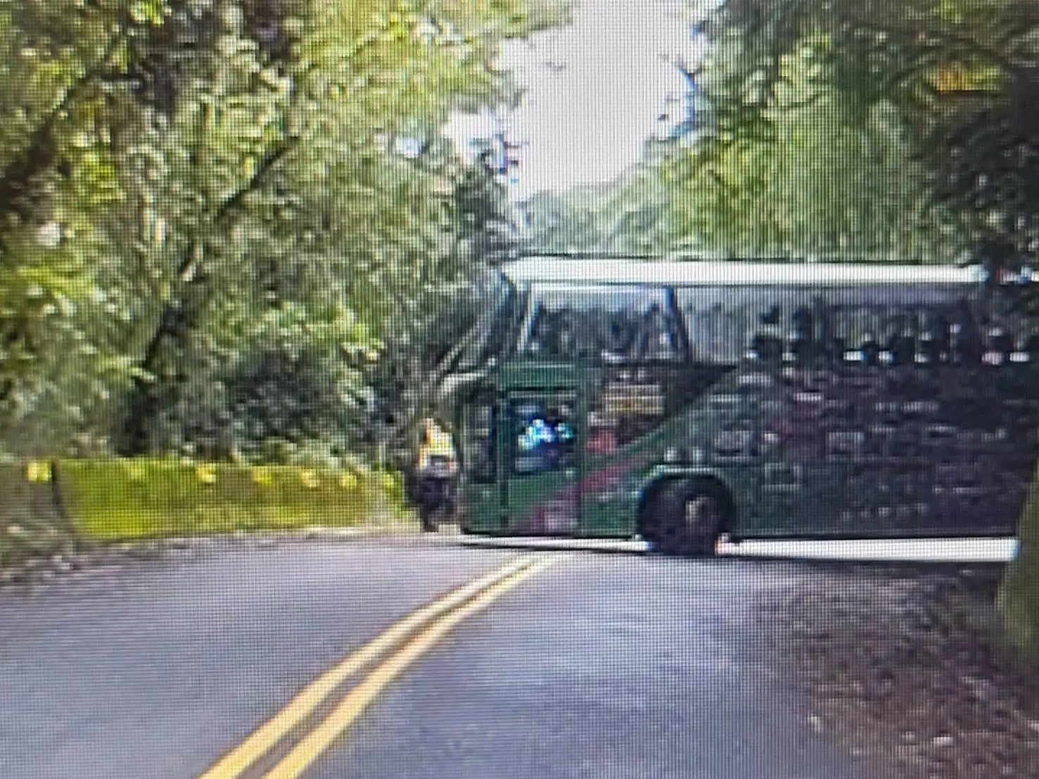 警方在嘉129線7.5公里處發現卡彎遊覽車，現場指揮交通確保安全。(圖/竹崎分局 提供)