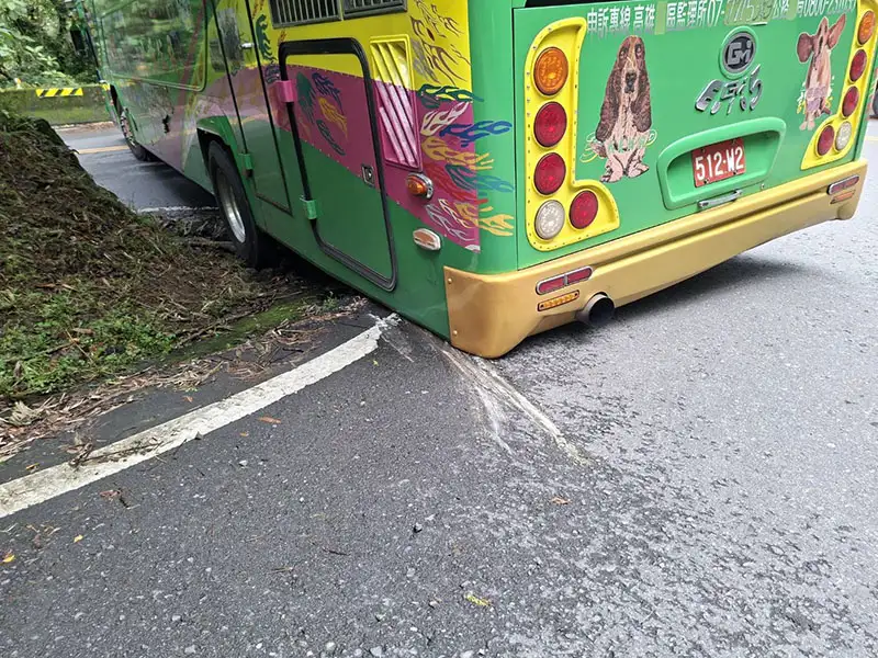 遊覽車誤判山區彎道受困，竹崎警即刻到場疏導交通並協助處理。(圖/竹崎分局 提供)