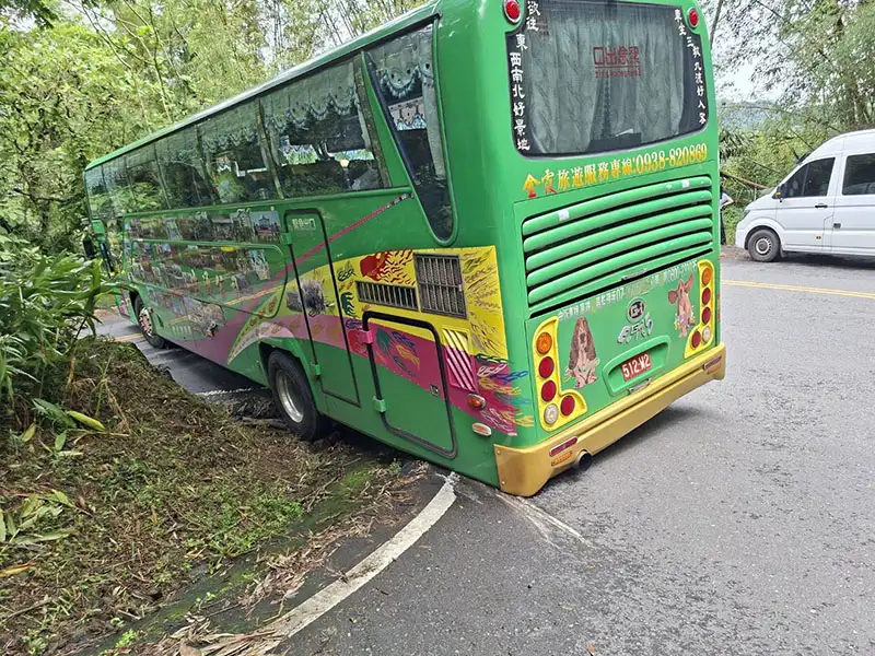 遊覽車車尾受困彎道無法動彈  竹崎警救援籲小心駕駛