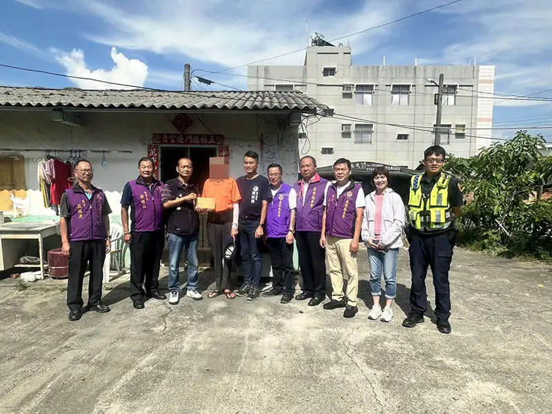 布袋警與慈善團體、地方人士一同關懷弱勢婦人，協助送上急難救助與物資。(圖/嘉義布袋分局 提供)