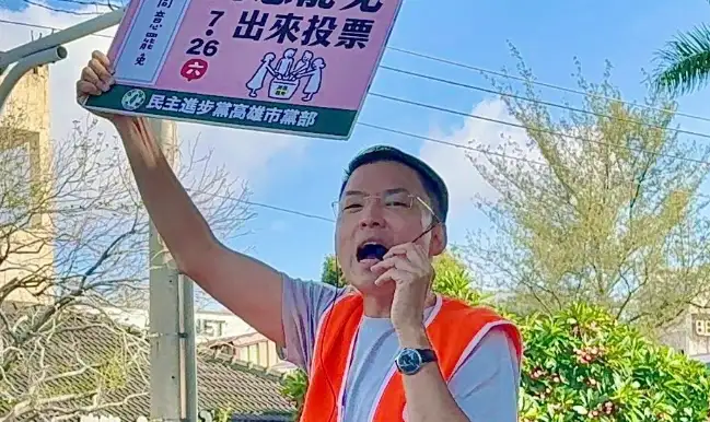 民進黨中央黨部遭人投擲雞蛋,高雄市黨部主委黃文益嚴正譴責,痛批民眾黨行為粗暴。(記者吳文生攝)