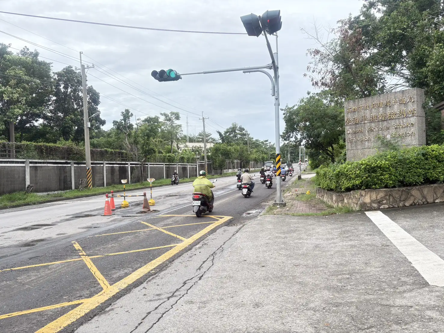 小港區北林路坑洞密布,暑假期間大量學生與居民往返,大坪里長梁正義指出,北林路長期有重車行駛導致路面損壞,盼主管單位盡速修復,保障用路人安全。(記者吳文生攝)