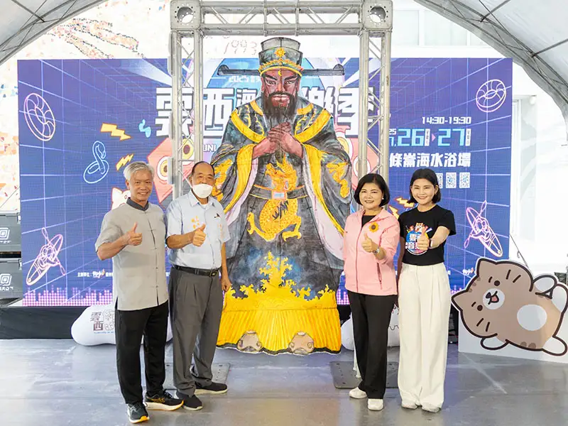 風箏大師侯順政(左一)攜手海清宮，打造象徵包公精神的「正氣飛揚」青天風箏。（圖／雲林縣政府 提供）.jpg