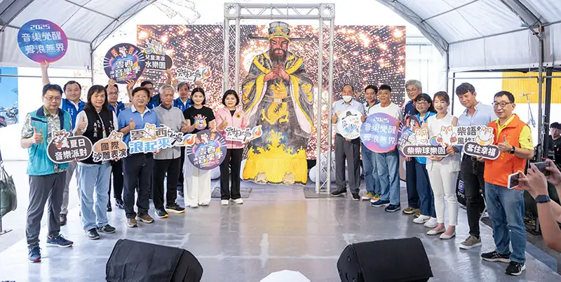 雲林縣長張麗善、文化觀光處長陳璧君、海清宮主委、風箏大師侯順政、雲嘉南風景管理處長徐振能與眾藝術家共同揭示大型青天風箏，象徵活動正式啟動。（圖／雲林縣政府 提供）.jpg