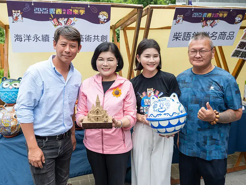 國際沙雕師周聖強老師(左一)現場展示沙雕創作，丁仁桐理事長(右一)展示在地海廢浮球藝術作品。（圖／雲林縣政府 提供）.jpg
