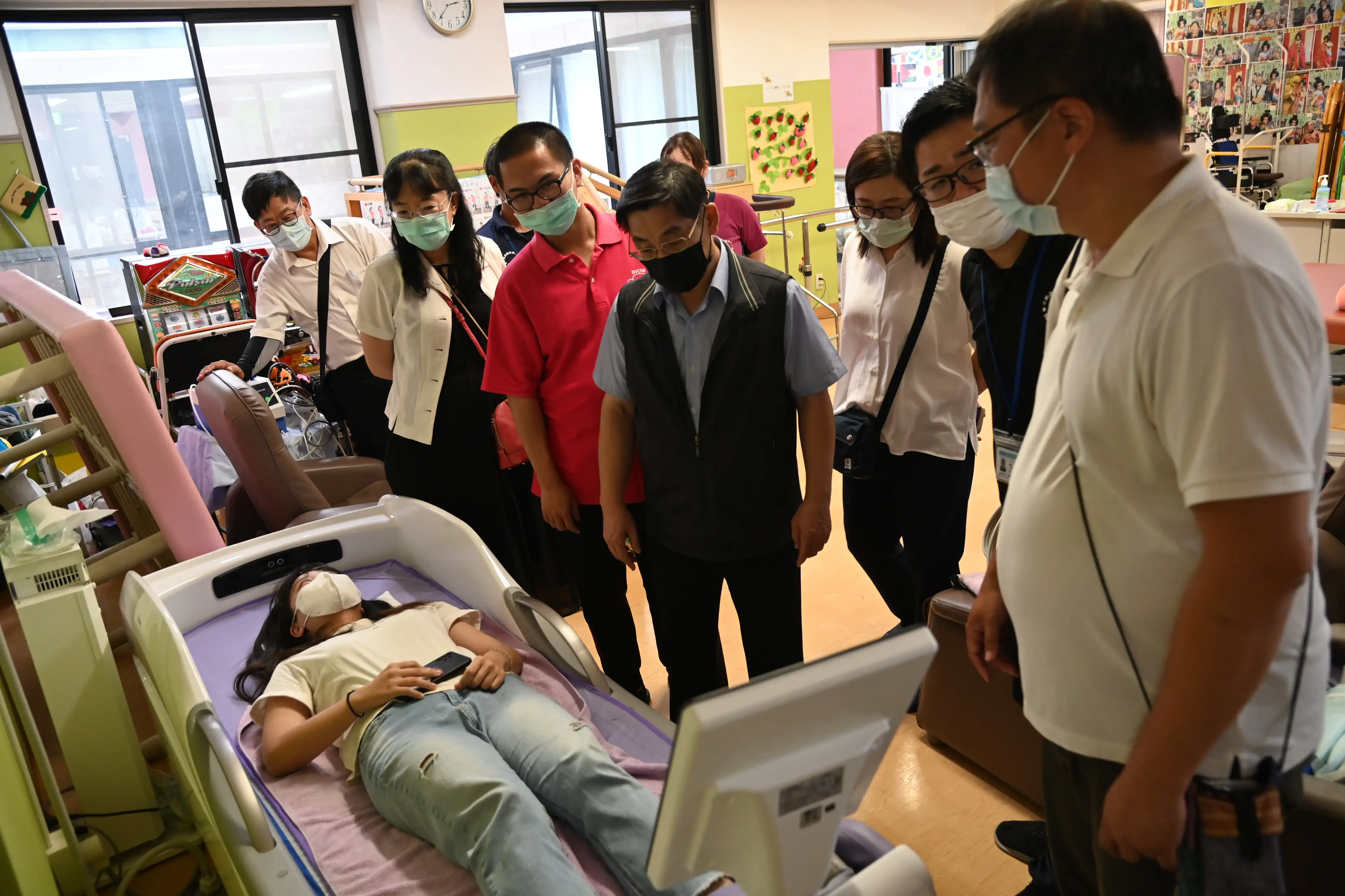 嘉藥USR團隊體驗WECARE重信長照機構的復健設備。(圖/嘉南藥理大學 提供)