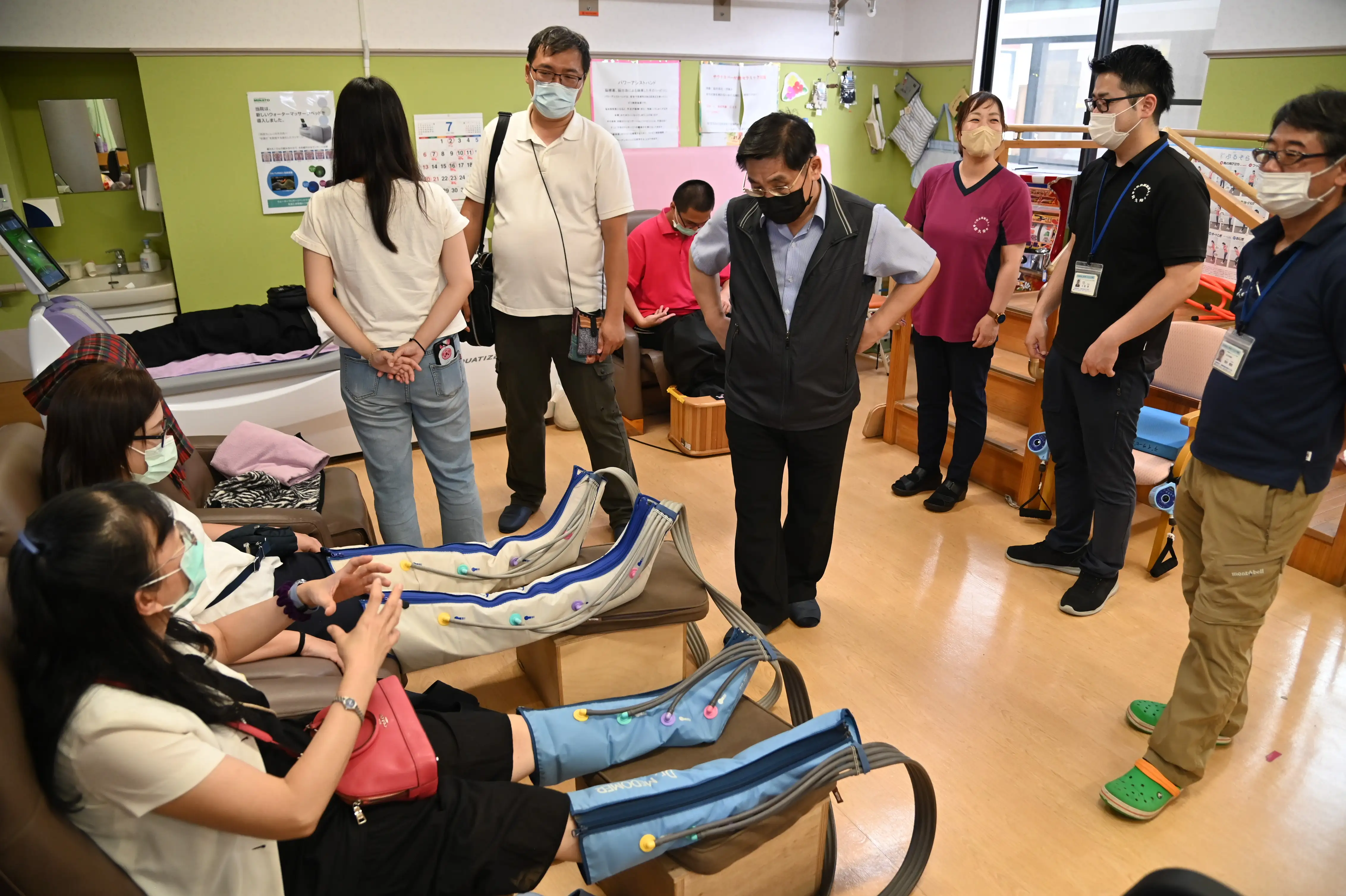 嘉藥USR團隊體驗WECARE重信長照機構的復健設備。(圖/嘉南藥理大學 提供)