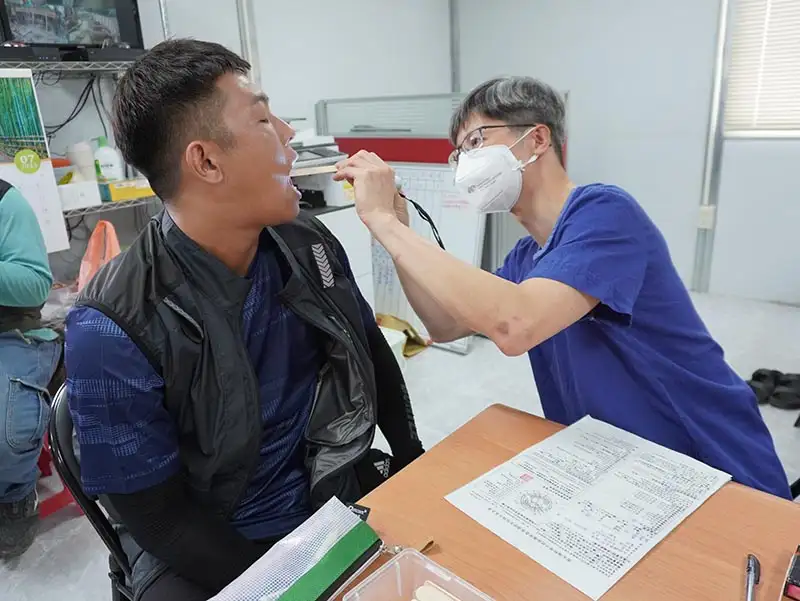 嘉縣大林鎮衛生所直入工地辦口腔癌篩檢及衛教。(圖/嘉縣大林鎮衛生所 提供)