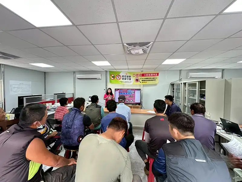 醫護團隊深入工地,為勞工進行口腔癌篩檢與戒菸衛教。(圖/嘉縣大林鎮衛生所 提供)