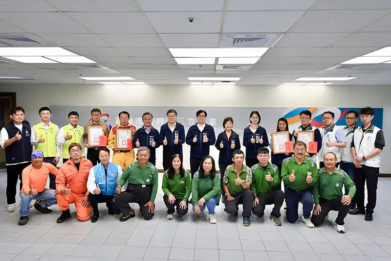最早出發、最晚返家!高雄市長陳其邁在市政會議,親頒感謝狀給環保、工務、消防、交通局團隊,感謝1,800多位同仁14天馳援嘉義、台南災後復原,展現「同島一命」的挺台精神。(記者吳文生翻攝)