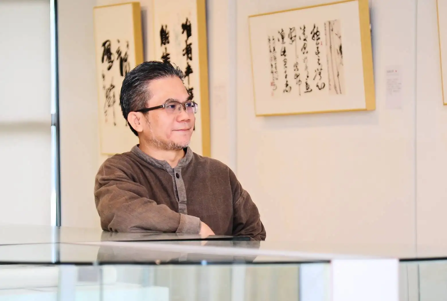 明宗書法藝術館總監陳明德,將於八月一日在懷雅文房舉行「六橋十六品書法展」。(陳明德提供)