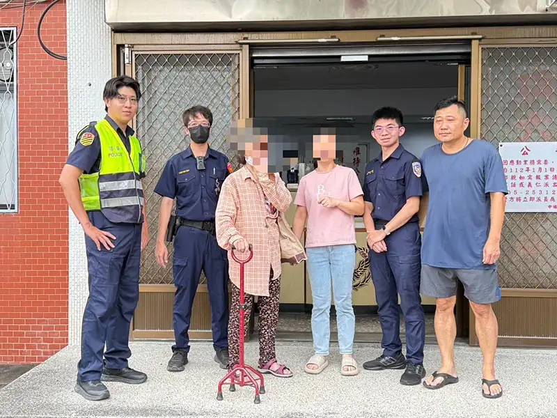 員警於頂六派出所旁關懷走失老婦，協助確認身分並聯絡家屬。(圖/中埔分局 提供)