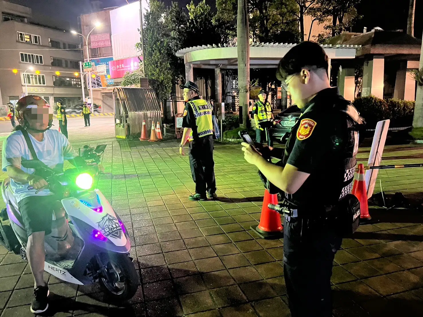 臺南市警第五分局取締違規改裝車輛,落實噪音防制與交通安全工作。(圖/臺南警察第五分局提供)