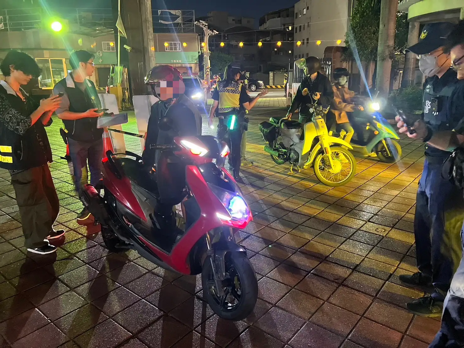 臺南市警第五分局會同環保局、監理站聯合稽查民德國中周邊路段,取締違規改裝車輛,落實噪音防制與交通安全工作。(圖/臺南警察第五分局提供)