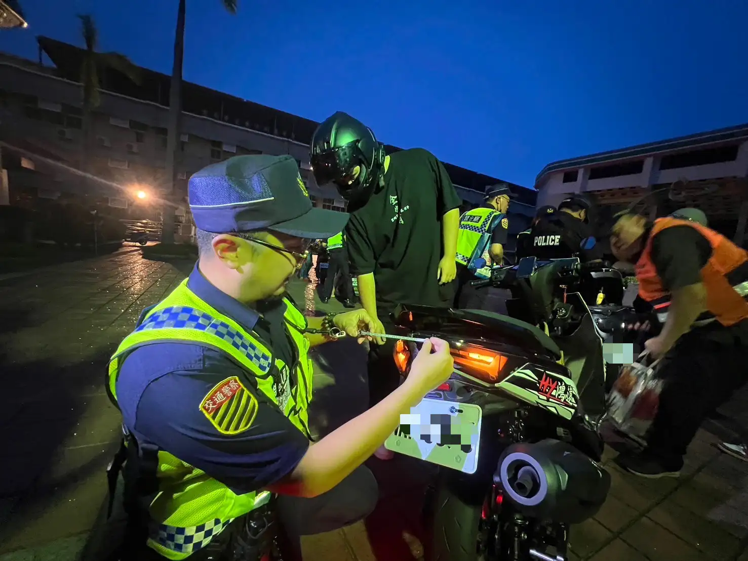 臺南市警第五分局取締違規改裝車輛,落實噪音防制與交通安全工作。(圖/臺南警察第五分局提供)