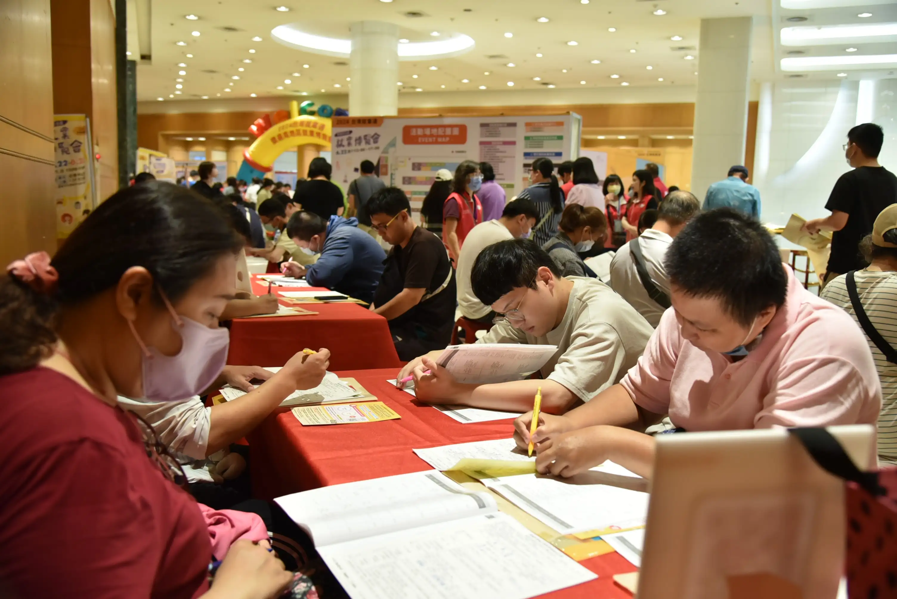 勞動部雲嘉南分署2025就博會邀集59家廠商、釋出近3,000個職缺,八成職缺達月薪3萬以上。(圖/勞動部雲嘉南分署 提供)