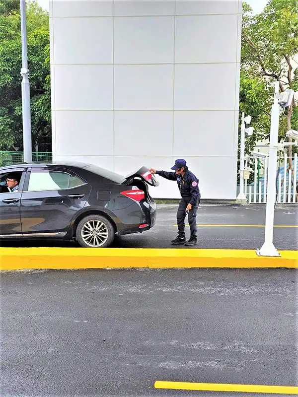 阿嵐（化名）認真負責車輛進出管理與查驗。(圖/臺南就業中心 提供)